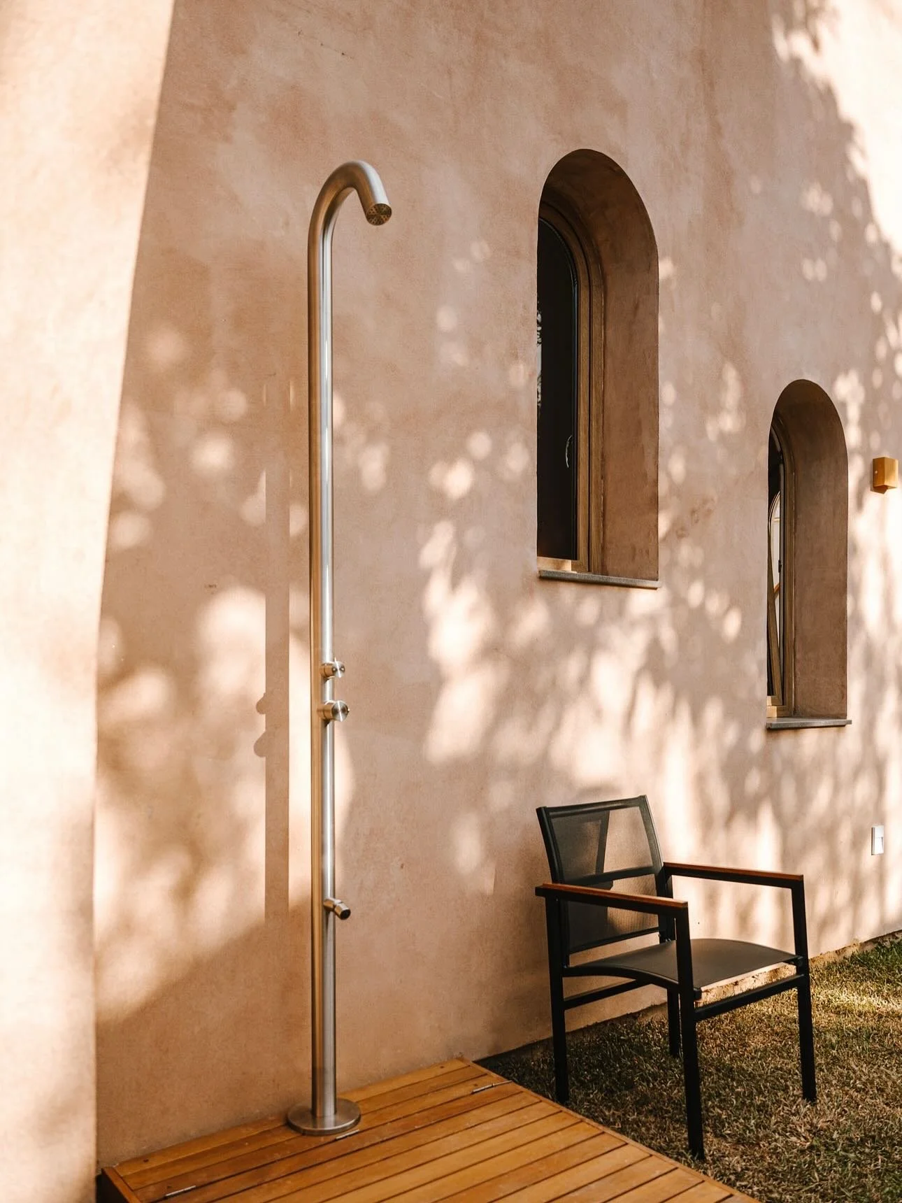 Seu spa externo &bull; Os dois chuveiros externos com um design minimalista adiciona beleza ao ambiente enquanto oferece uma est&eacute;tica moderna e duradoura &bull; Cozy Casa&rsquo;s Outdoor Showers 🌱🚿🪞🌸

#outdoorshower #casadesign #organicsha