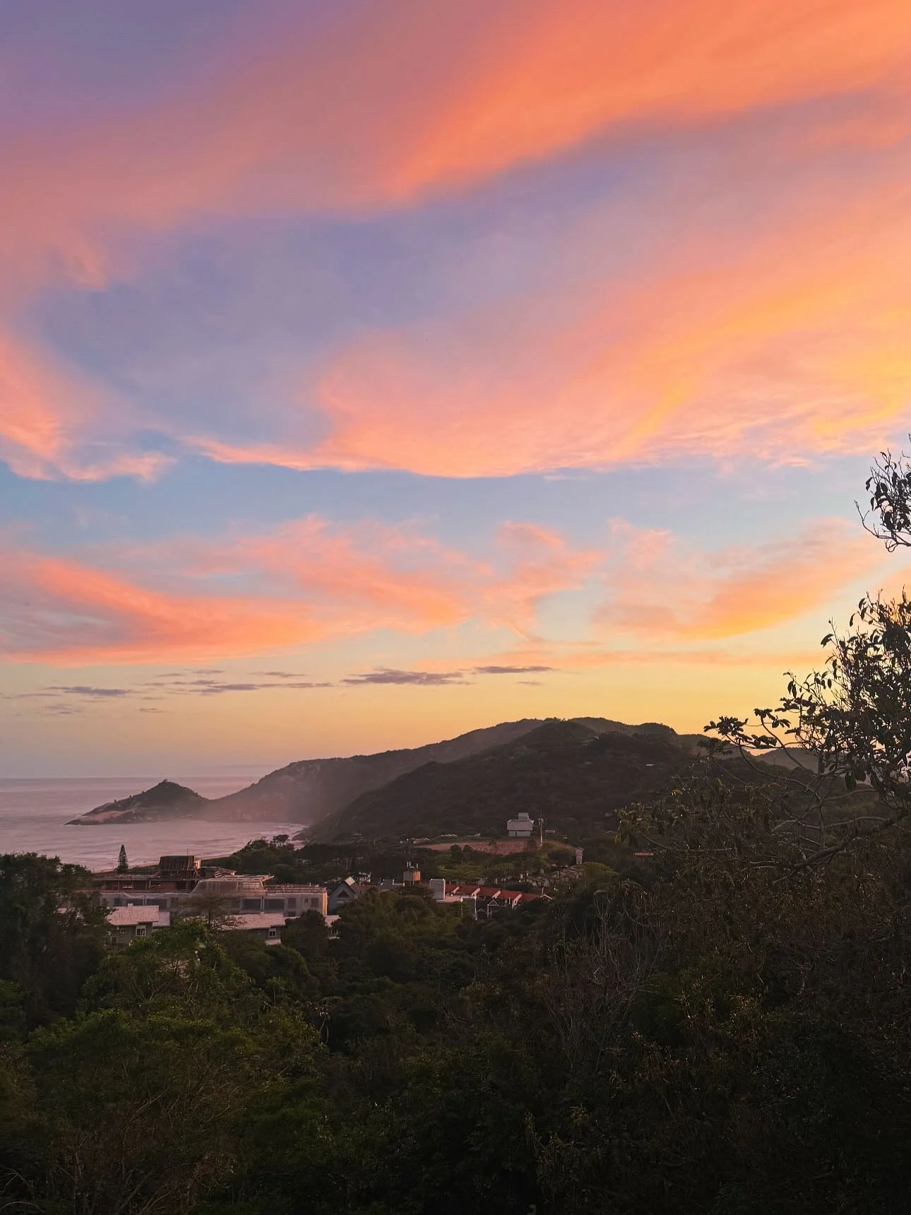 Moments of Colours ✨ Magic Nature 🌱 

.
#magicnature #rainbow #moments #vida #jungleisland #sea #sundowner #coloursofnature #ilhadamagia #praiamole #poetrynature