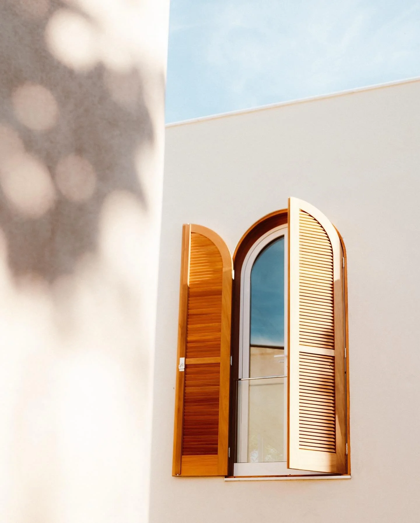 Modern Living meets Traditional Heritage &bull; Cozy Casa 📍Praia Mole 

#boutiquevilla #casadesign #organicshapes