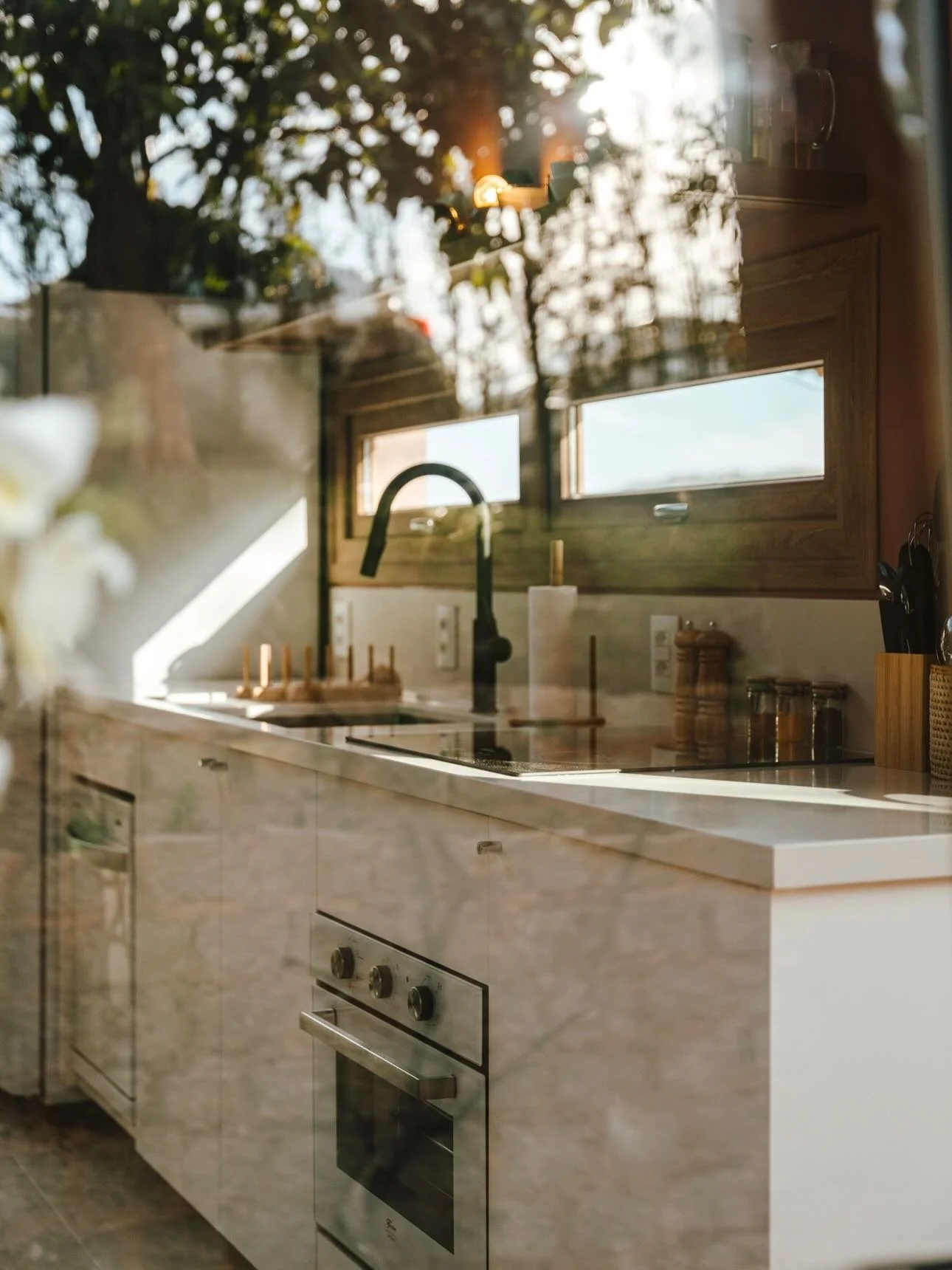 Some places don&rsquo;t asked to be loved - they simply are &bull; The Pink House Studio &bull; Cozy Casa Brasil✨ 

.
#boutiquevilla #modernstay #praiamole