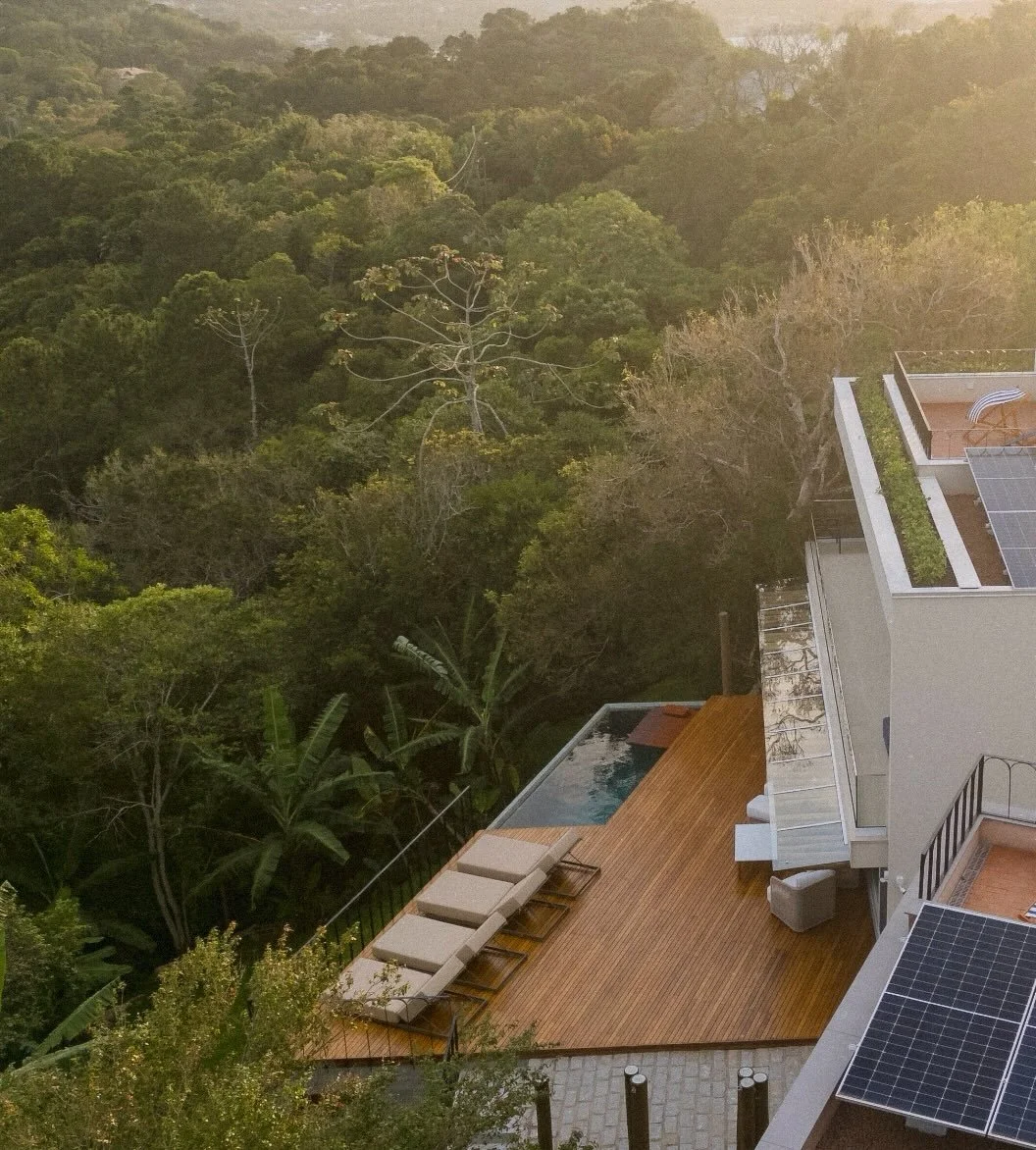 🌿 Entre a Mata Atl&acirc;ntica e o mar, aproveite o seu tempo com servi&ccedil;os de hotel numa villa exclusiva para voc&ecirc;:

🏡 Cozy Casa Brasil
👥 Capacidade: at&eacute; 10 h&oacute;spedes (4 su&iacute;tes)

✨ Destaques e comodidades: 

💦