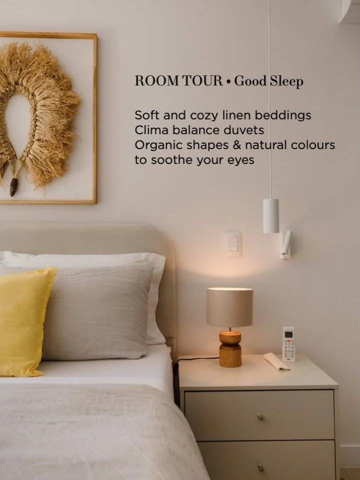 Room tour ✨ Good sleep &bull; Este &eacute; o quarto da nossa Jungle Suite - tons naturais, design sereno e conex&atilde;o total com a natureza.
Para um sono extra confort&aacute;vel, utilizamos colch&otilde;es selecionados, venezianas e cortinas bla