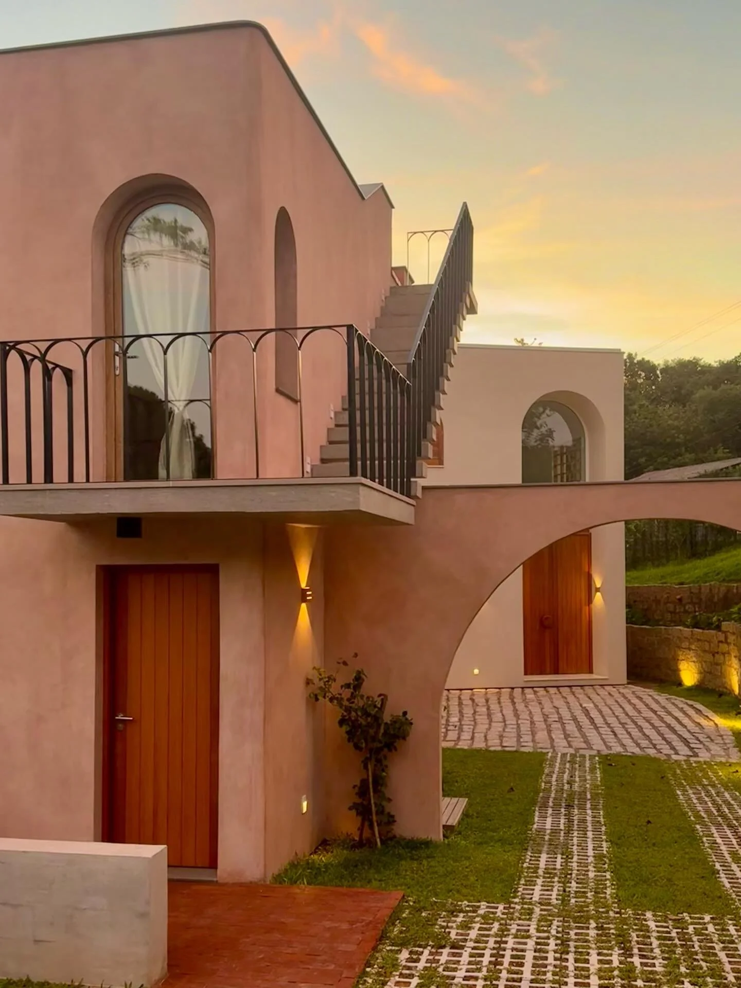 Aconchego gostoso: onde o tempo tem um ritmo pr&oacute;prio &bull; Cozy Casa 📍Praia Mole 🌓🌙

#magicnature #boutiquevilla #softvolume #organicshapes #artdeco