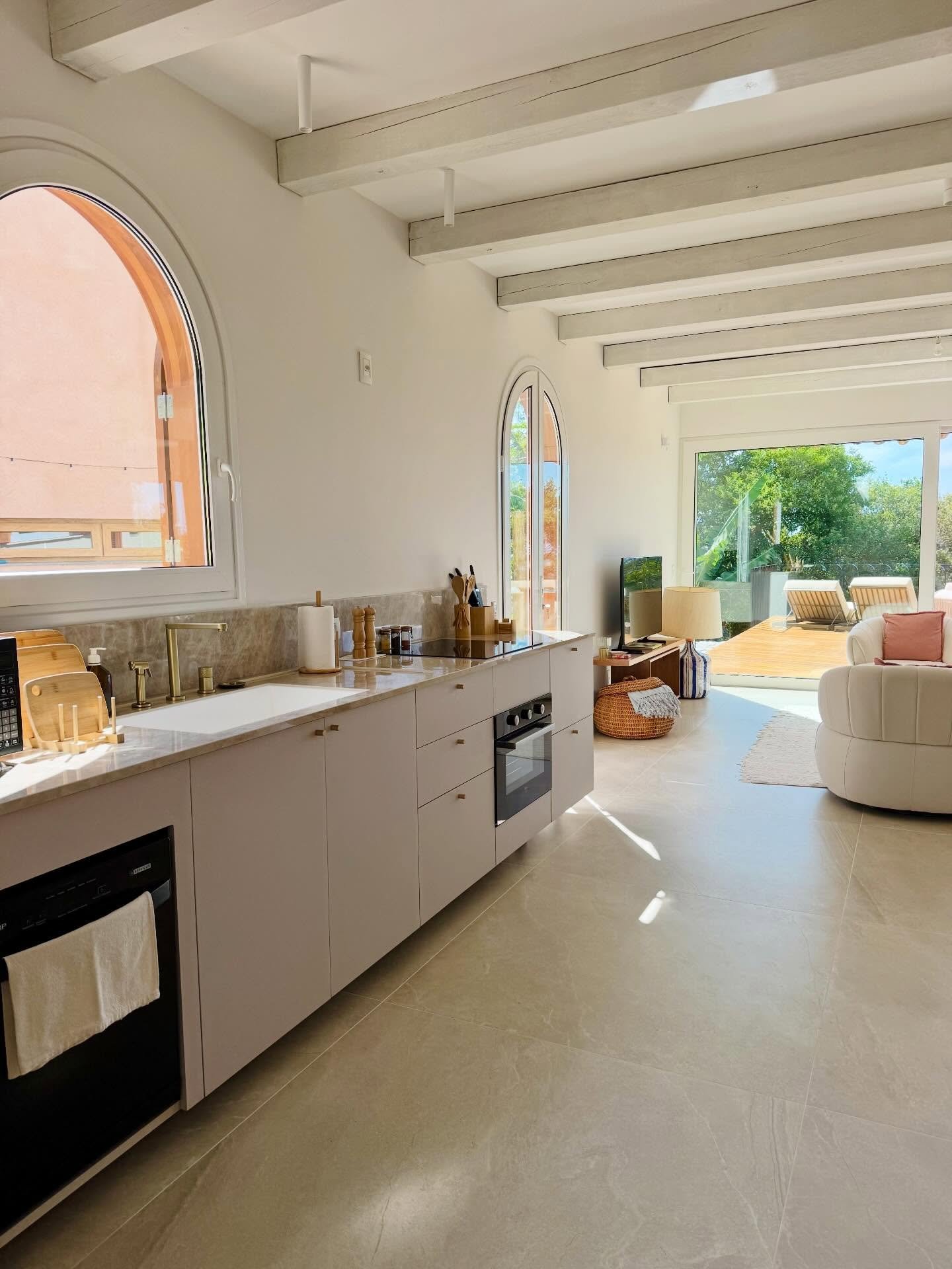 Yum yum 🥒🍓😋🍳 &bull; At Cozy Casa Brasil, every space comes with its own beautiful kitchen and living area - high-quality finishes, thoughtfully designed, where functionality merges with style.

Cozy Casa&rsquo;s Jungle Suite &bull; Kitchen and Li