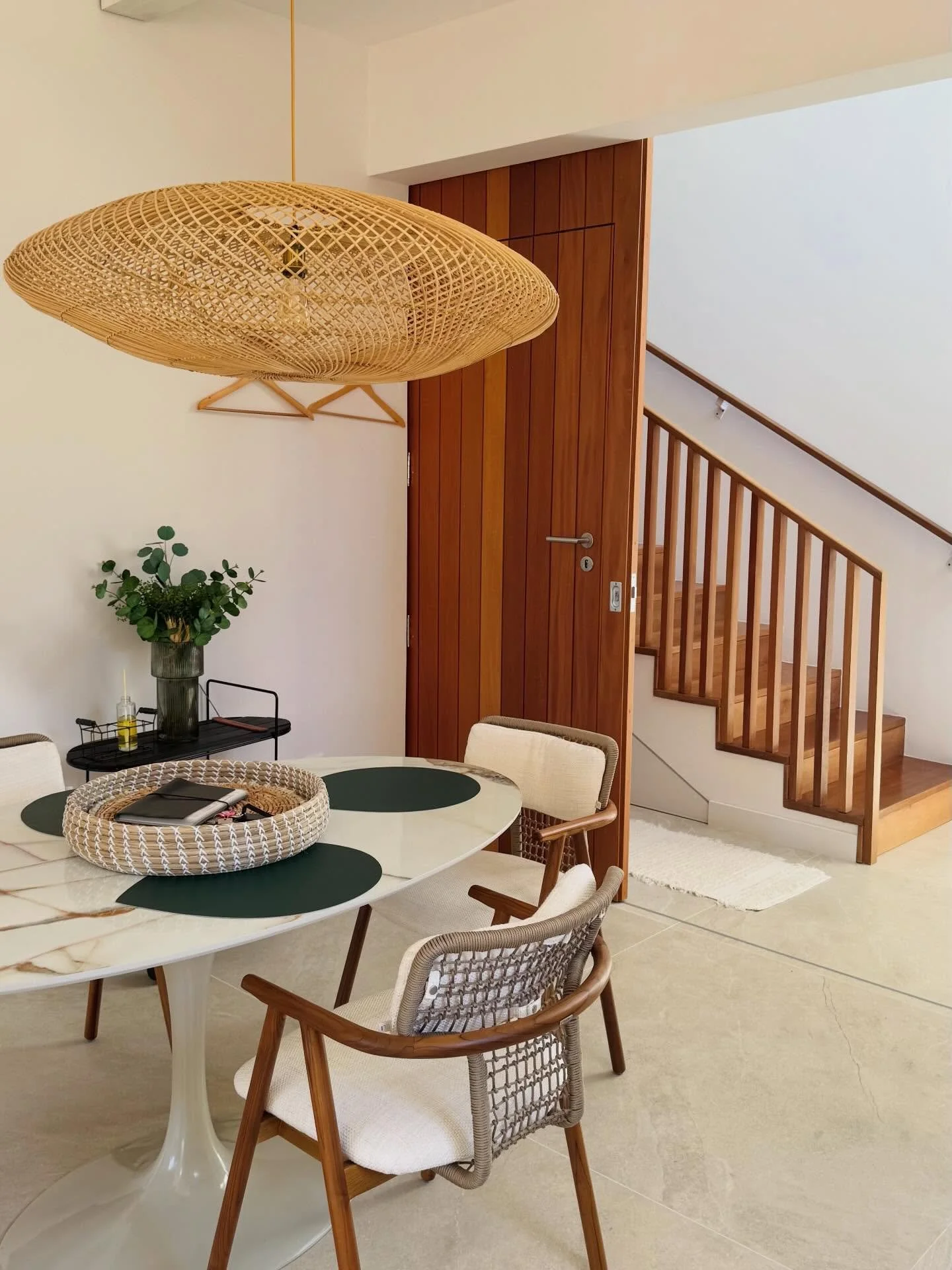 Curvas e cantos org&acirc;nicos &bull; &Aacute;rea de jantar na nossa su&iacute;te na selva 🪞🌴☀️ 

#casadesign #softcolors #boutiquevilla