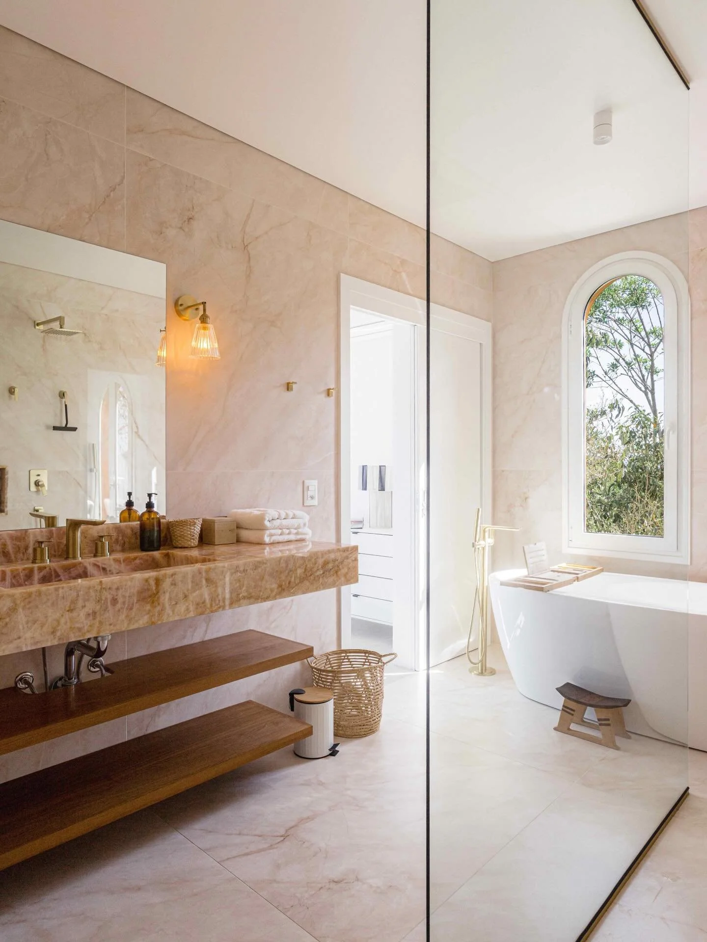 Ref&uacute;gio Spa 🤍 Sua boutique villa de relaxamento &bull; Cozy Casa Brasil 

#interiordesign #bathroomdecor #quartzo #banheiraairmassage #modernvillas