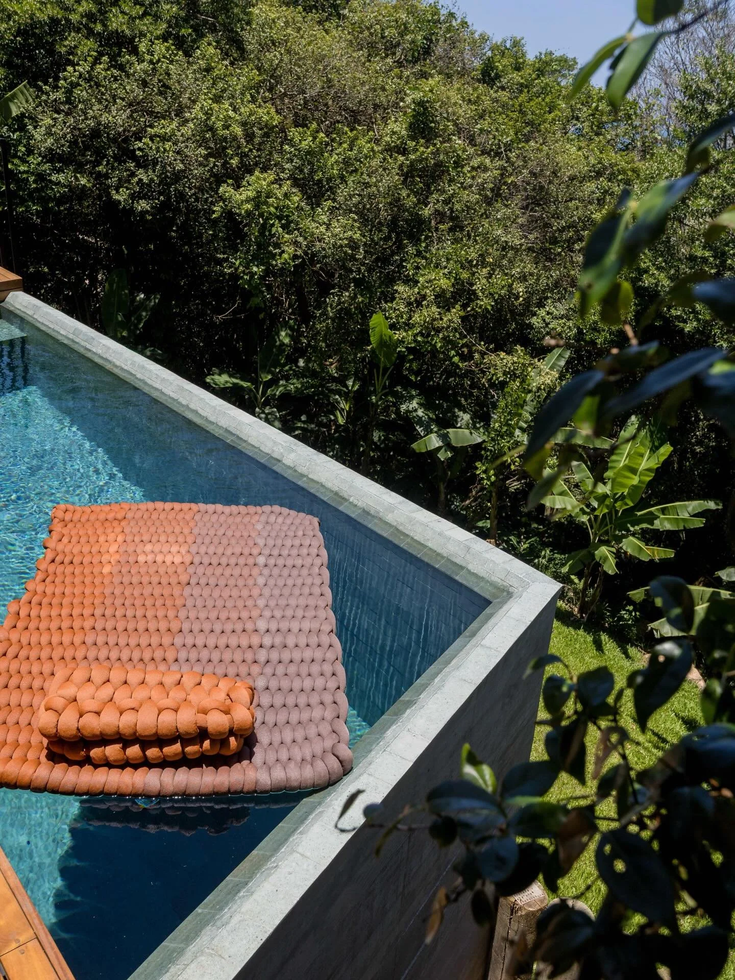 Side by side by the pool
Hand-laid natural stone with integrated heating &bull; Cozy Casa Brasil 📍Praia Mole 
Your private luxury boutique villa 

#luxuryescape #poolside #relaxando #casadecorada #ilhadamagia