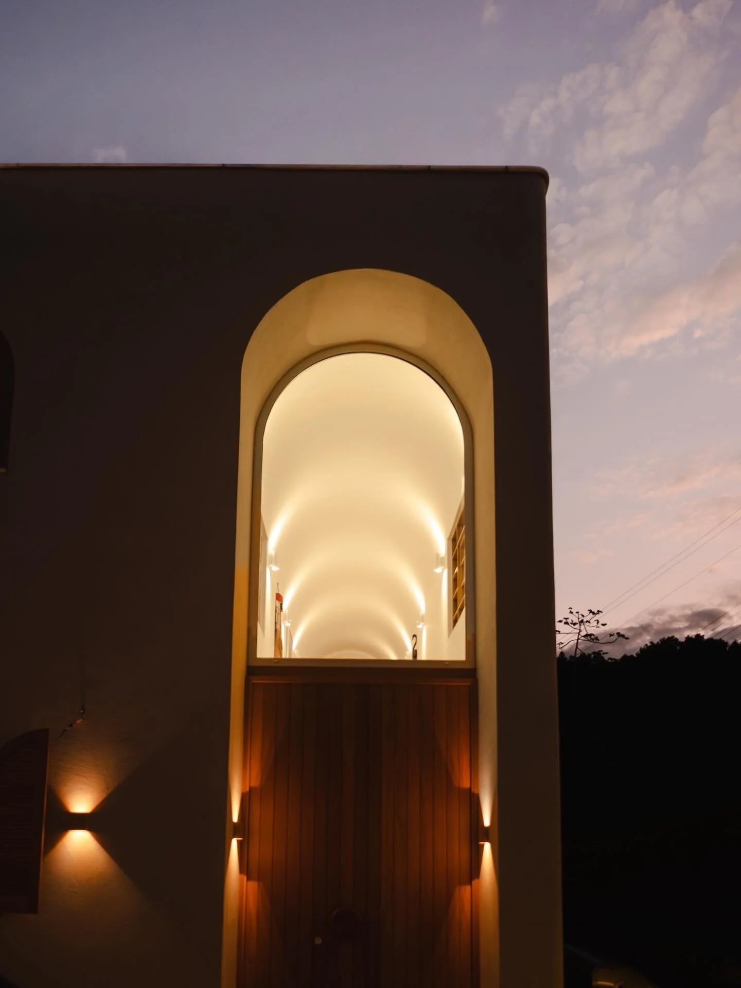 slowly, with intention -
more silence, more presence,
room for what matters.
a noite &eacute; t&atilde;o tranquila. 🌙 Cozy Casa Brasil &bull; Boutique Villa📍Praia Mole

#coziness #privateboutiquevilla #holidays #roomforrent #escape