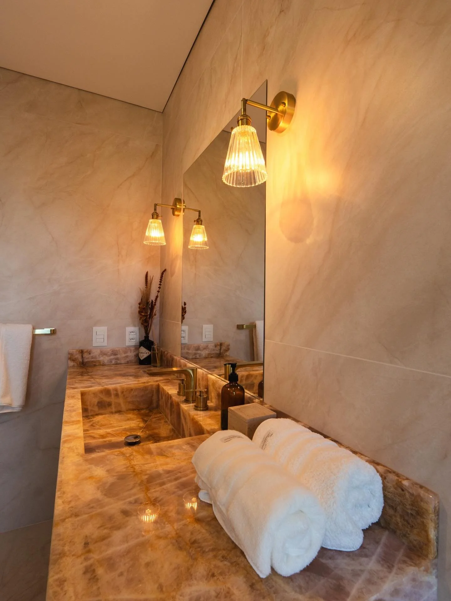 Amamos os detalhes 🪞✨
Master Bathroom &bull; Cozy Casa Brasil &bull; Quartzo Rosa &amp; Art Deco Lighting

#bathroomstyle #boutiquevilla #luxurydesign #casadesign #arquitetura