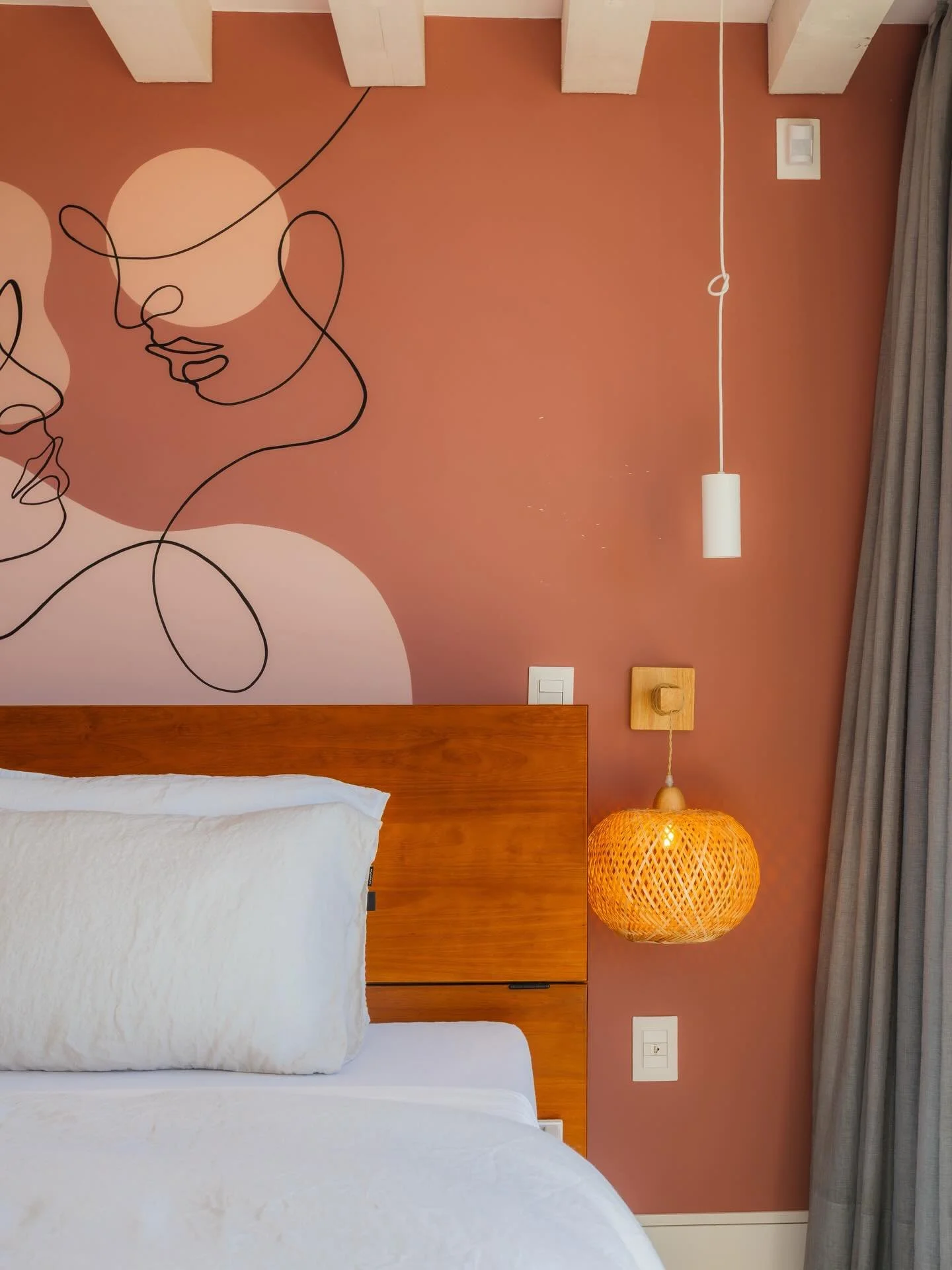 Nosso est&uacute;dio pelos olhos dos h&oacute;spedes ✨
&bdquo;A vista do quarto &eacute; absolutamente deslumbrante &ndash; minha parte favorita do dia: abrir as cortinas e simplesmente apreciar tudo.&ldquo;

#cozy #designinspiration #comfort #est&ua