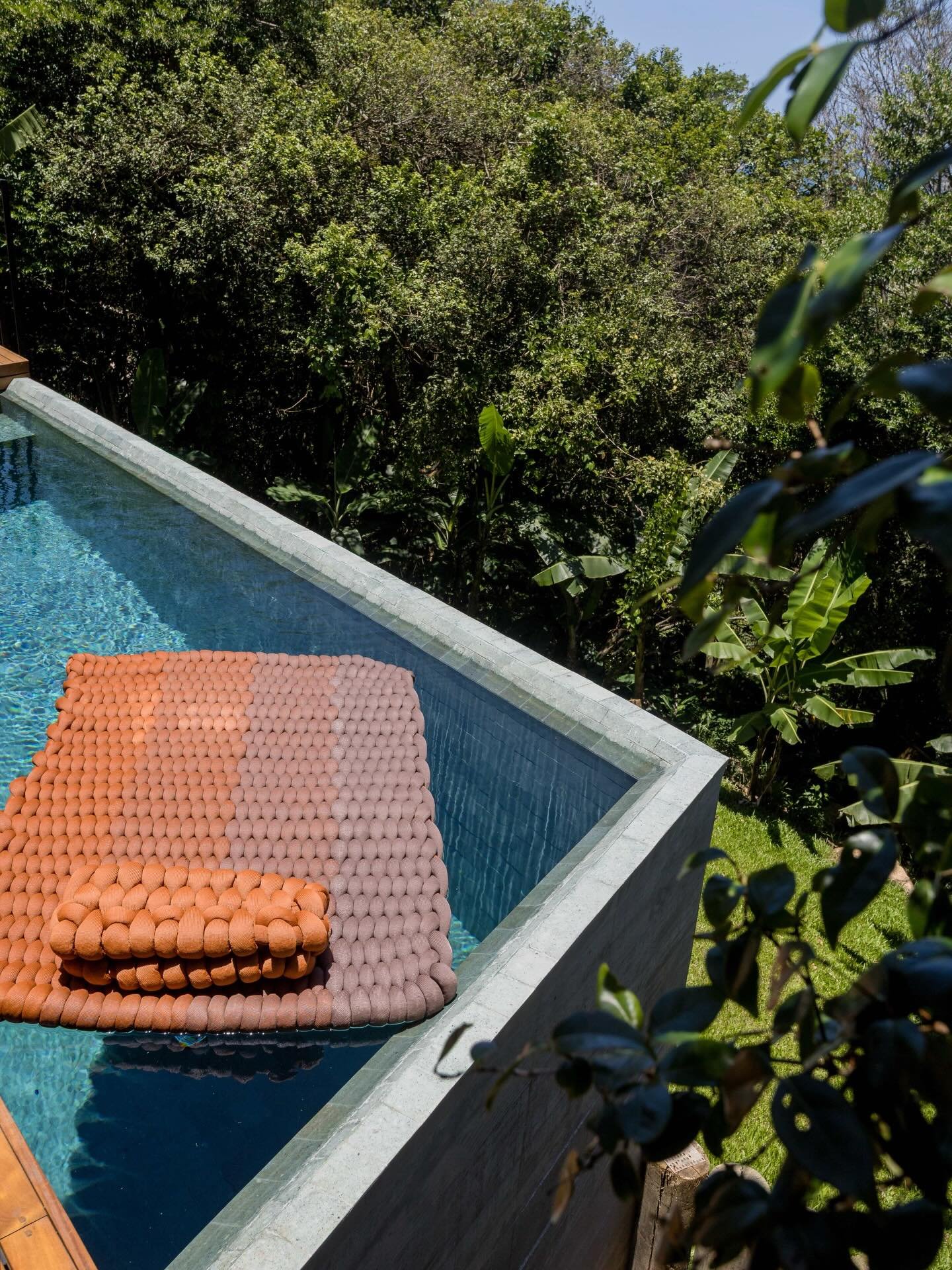 Side by side by the pool
Hand-laid natural stone with integrated heating &bull; Cozy Casa Brasil 📍Praia Mole 
Your private luxury boutique villa 

#luxuryescape #poolside #relaxando #casadecorada #ilhadamagia
