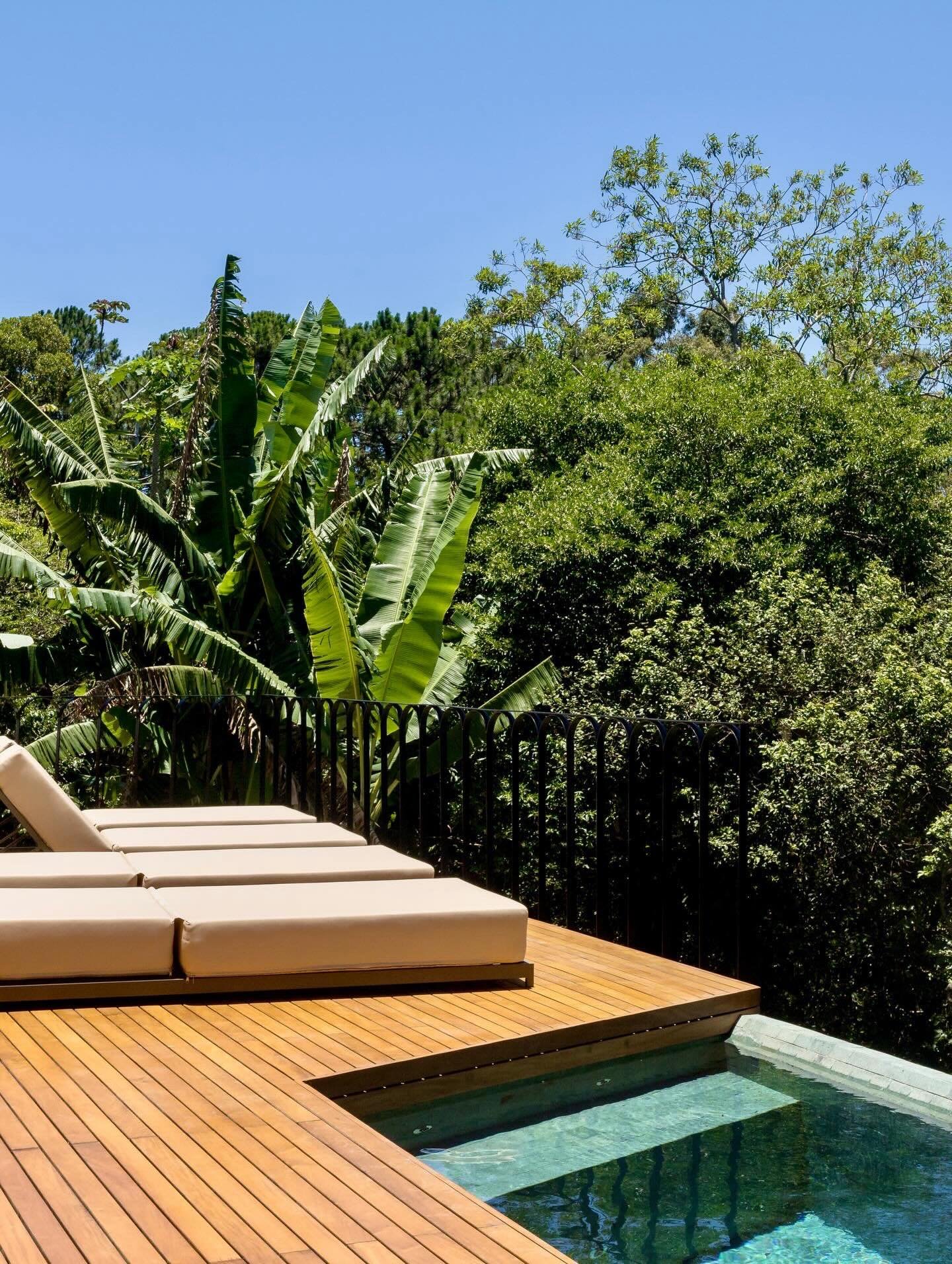 Heating things up &bull; Piscina aquecida e Sauna 
When summer passes by &bull; Cozy Casa Brasil 📍Praia Mole 

#modernarchitecturedesign #piscinaaquecida #casadesign #junglesauna