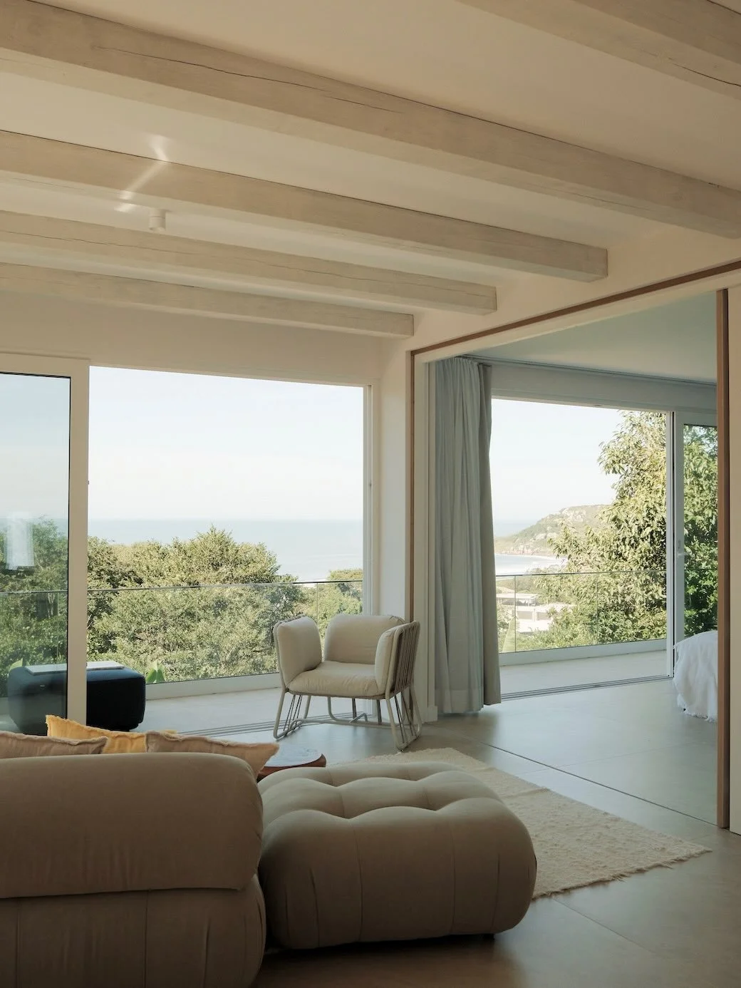 Hidden above Praia Mole 
The view changes. The feeling stays.

Cozy Casa Brasil 🇧🇷✨💚

#bestview #oceanside #islandlife #floripa #casaboutique