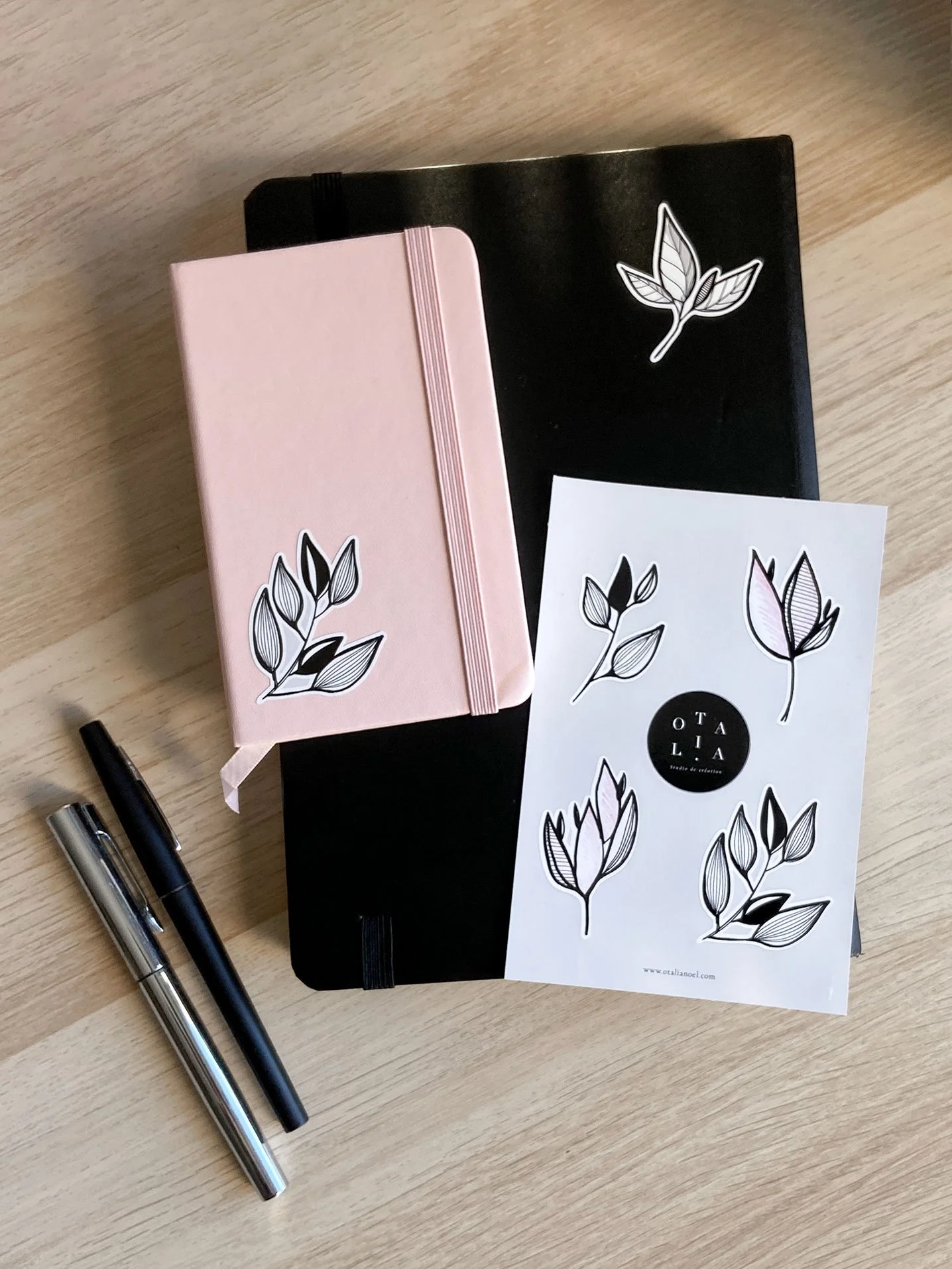 planche-stickers-sur-carnet-bureau.jpg
