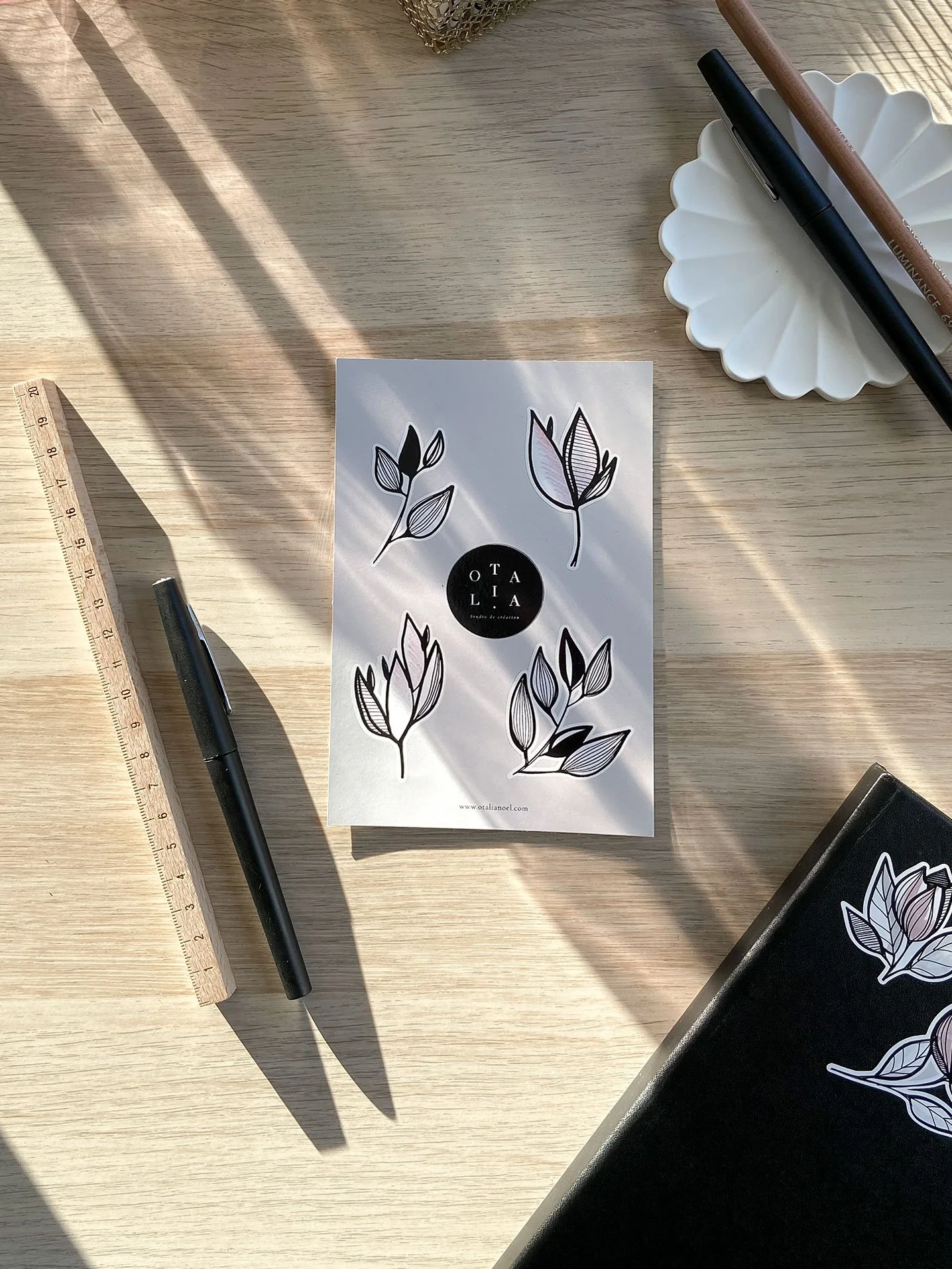 planche-stickers-magnolia-sur-bureau.jpg