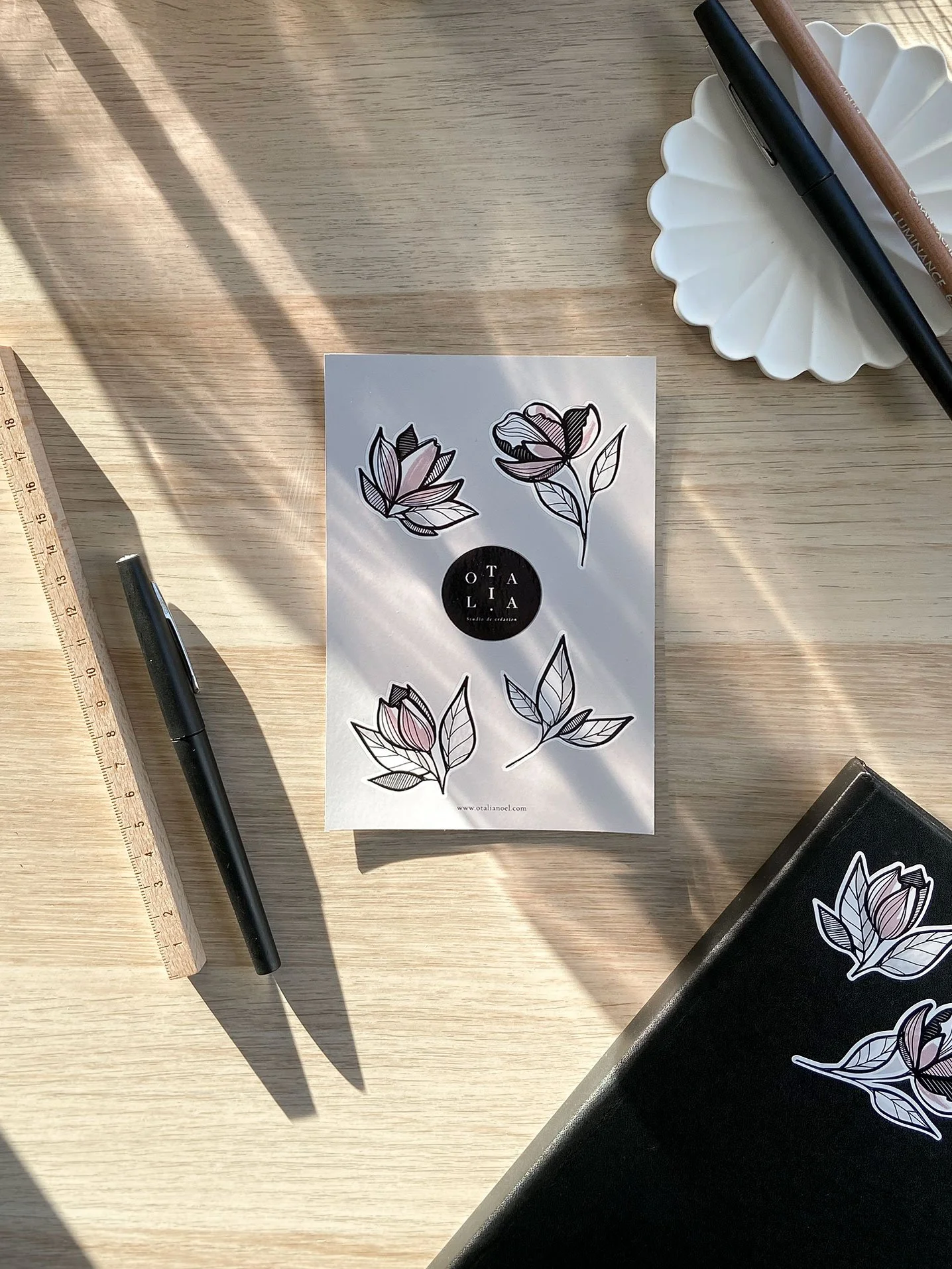 planche-stickers-bouquet-sur-bureau.jpg