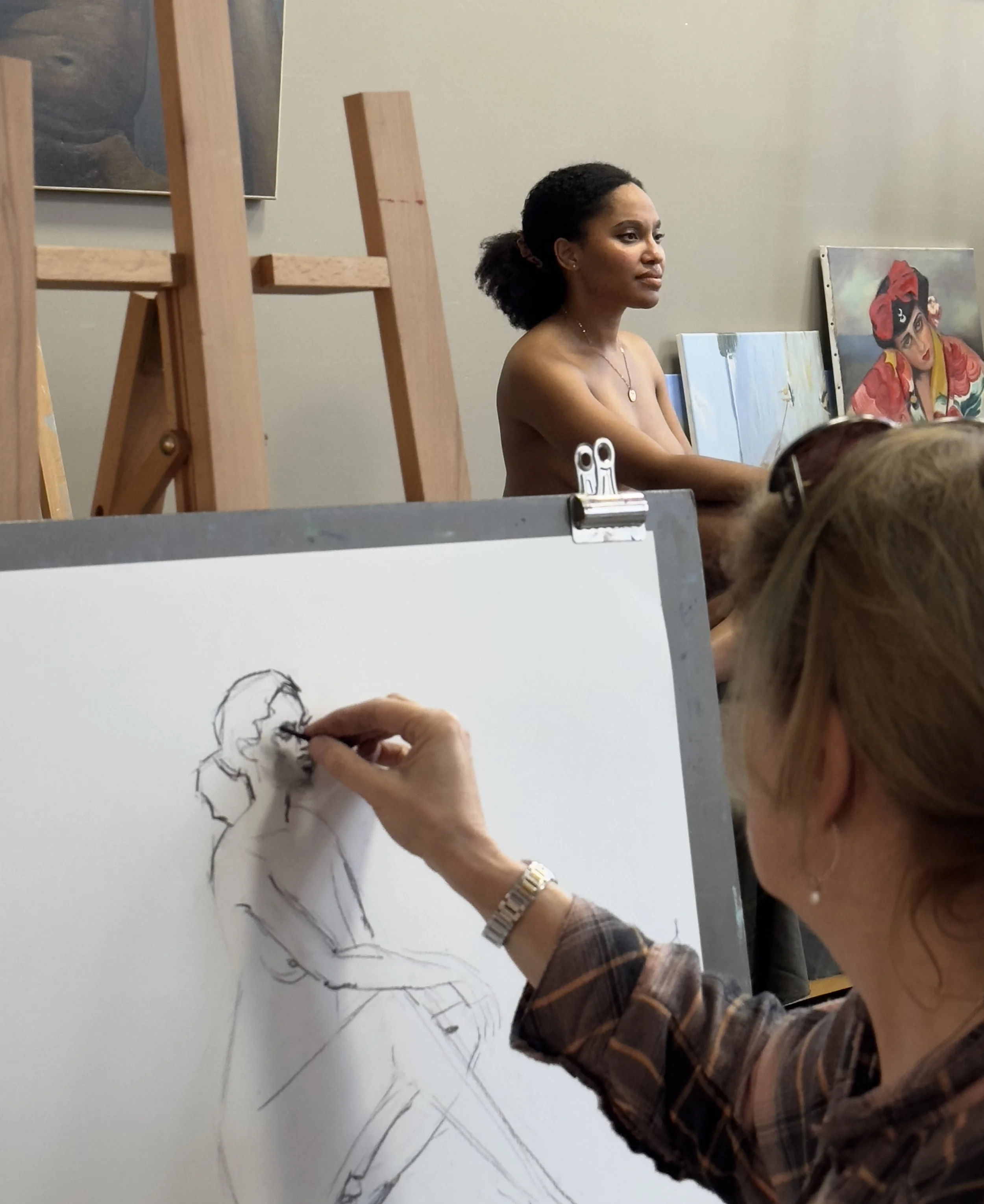 En moins de dix minutes, l’élève du cours de dessin à Montreuil capte l’énergie d’un corps de modèle vivant. Peu de détails : juste l’essence avec des fusains et pierres noires.