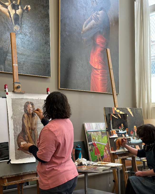 Ambiance studieuse et conviviale dans un atelier de peinture à Laval, animé par Edgar Saillen.