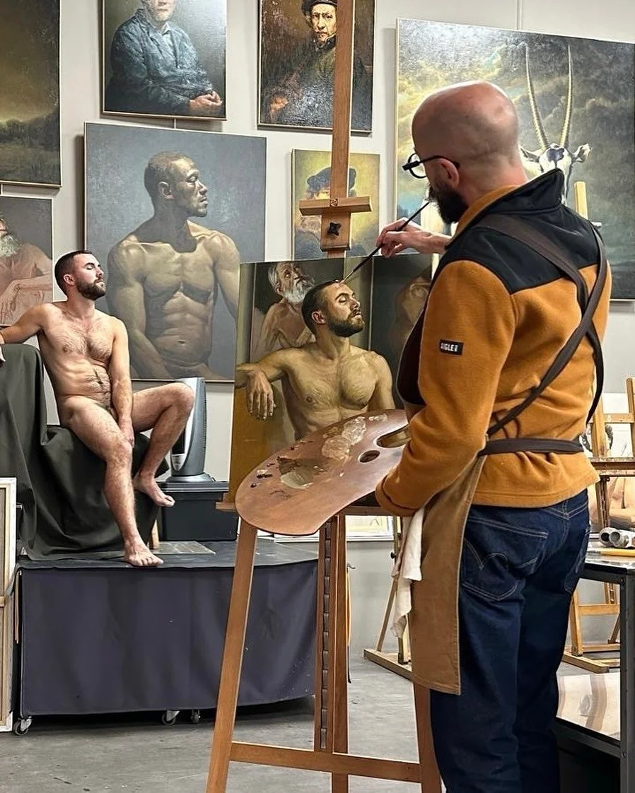 🎨 Chaque portrait peint est une &oelig;uvre unique, r&eacute;alis&eacute;e &agrave; la main selon les techniques des ma&icirc;tres anciens.
Saisir la pr&eacute;sence, r&eacute;v&eacute;ler la lumi&egrave;re, offrir l&rsquo;intemporel : tel est l&rsq