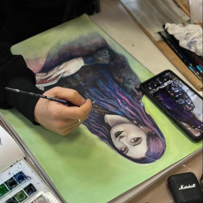 🎨 Dans l&rsquo;atelier, la lumi&egrave;re glisse sur les toiles, et le silence devient couleur.

Chaque &eacute;l&egrave;ve cherche, t&acirc;tonne, d&eacute;couvre.
Peu &agrave; peu, la main s&rsquo;affermit, le regard s&rsquo;ouvre.
Le dessin devie