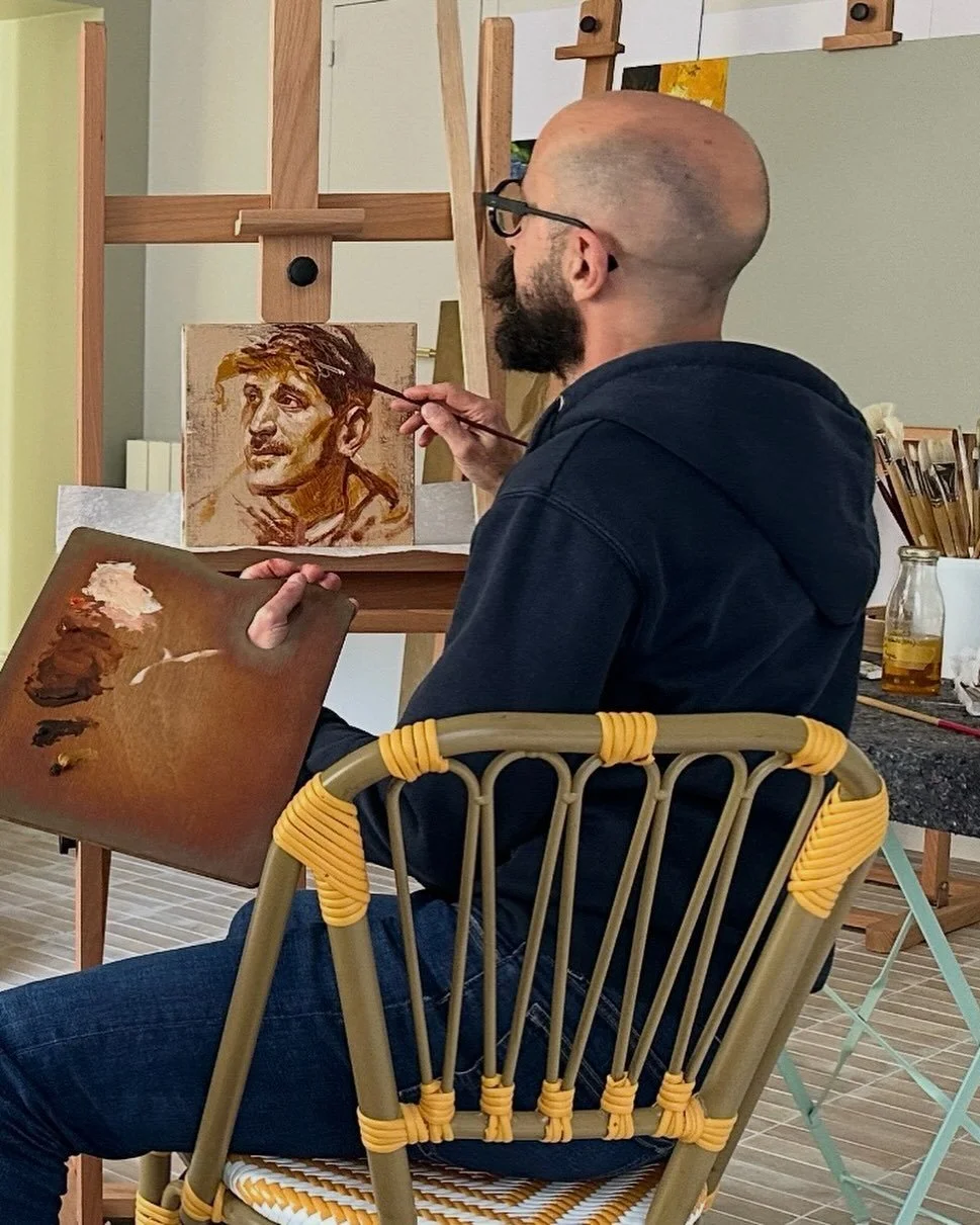 Dans le silence feutr&eacute; de l&rsquo;atelier, la grisaille devient une pri&egrave;re de lumi&egrave;re. Le pinceau cherche d&rsquo;abord la structure, l&rsquo;ossature secr&egrave;te du visage, comme si chaque valeur r&eacute;v&eacute;lait une no