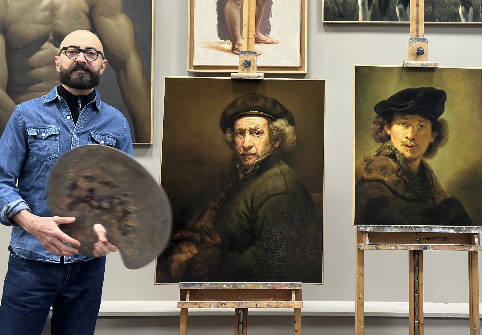 Artiste peintre français du clair-obscur et copiste au Louvre, Edgar Saillen perpétue les techniques des maîtres anciens à travers un travail minutieux de reproduction et d’interprétation. Sa pratique allie rigueur académique, observation précise et 