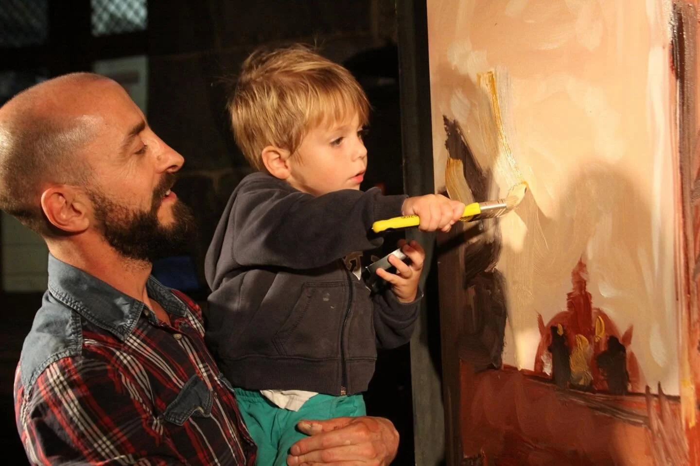 Dans l&rsquo;atelier, il y a parfois des moments tr&egrave;s simples qui rappellent pourquoi la peinture existe.
Aujourd&rsquo;hui, un petit artiste d&eacute;couvre la toile pour la premi&egrave;re fois.

Je le porte dans mes bras pour qu&rsquo;il pu