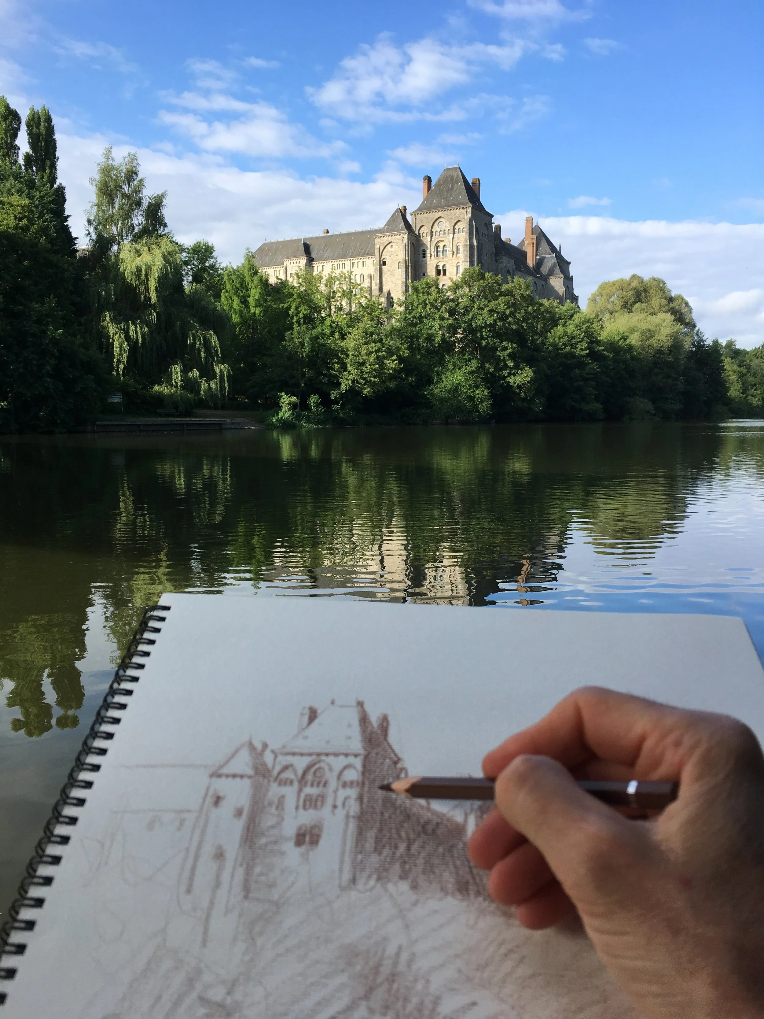 Séance de croquis et dessin en plein air à l'Abbaye  de Solesmes.