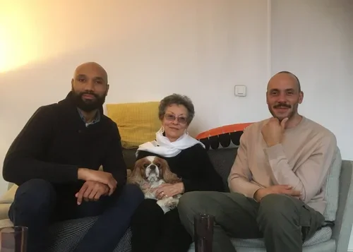 Photo d’un vernissage improvisé à l’atelier de Montreuil, où élèves et amis admirent ensemble les travaux réalisés.