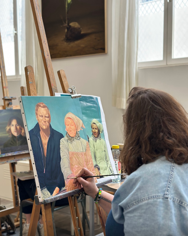 Élèves pratiquant la peinture à l’huile et les techniques anciennes lors d’un cours de dessin à Laval.