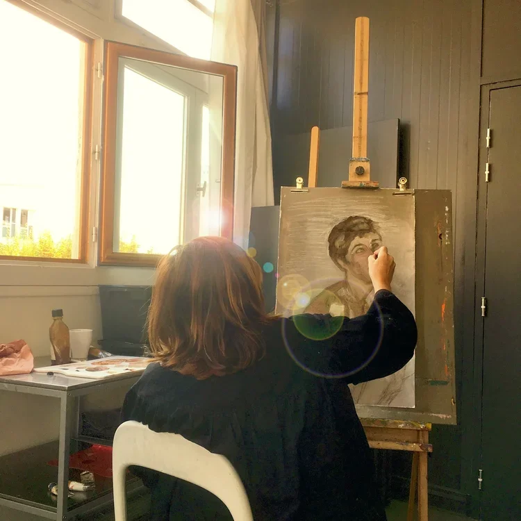 Études d’élèves d’après modèle vivant, cours de dessin et peinture à Paris-Montreuil avec Edgar Saillen.