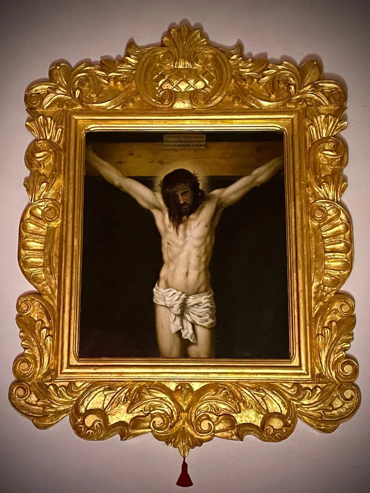 En tant que copiste au Louvre et spécialiste du clair-obscur, Edgar Saillen reproduit fidèlement les chefs-d’œuvre tout en révélant leur construction intime : préparation du dessin, couches picturales, nuances de carnation et effets de lumière. Une i