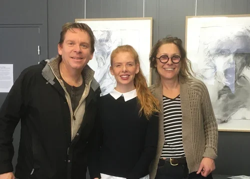 Pause conviviale entre deux séances de peinture à l’atelier de Laval, où élèves et professeur partagent café, rires et passion commune.