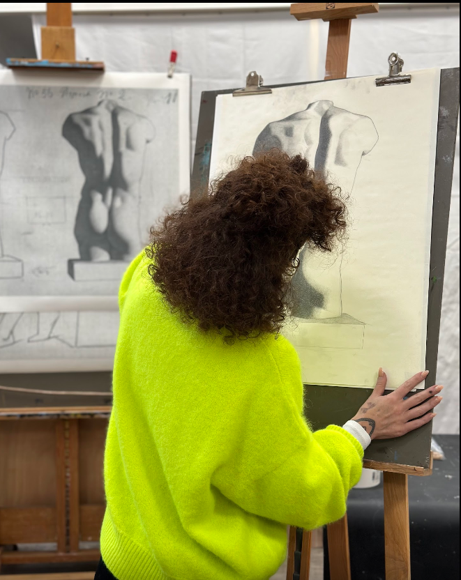 Pratique de la méditation au milieu des tableaux, stage associant yoga, respiration et peinture à Montreuil.