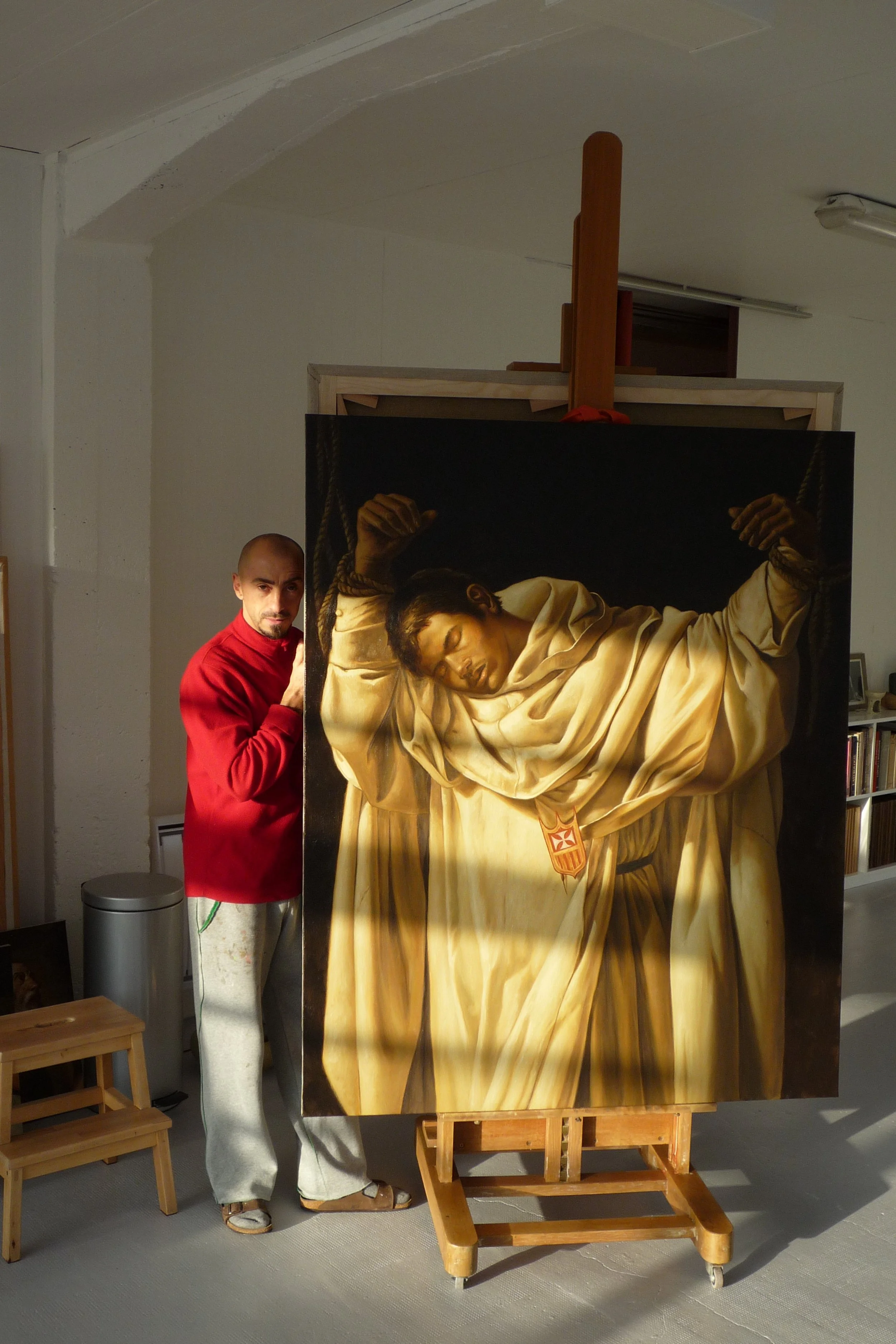 Un peintre copiste au Louvre capte la lumière et les ombres d’un tableau classique, perpétuant l’héritage pictural du clair-obscur à Paris.