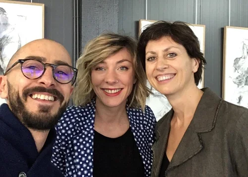 Séance de dessin académique dans l’atelier de Laval, illustrant la transmission et la rigueur partagée dans une ambiance familiale.