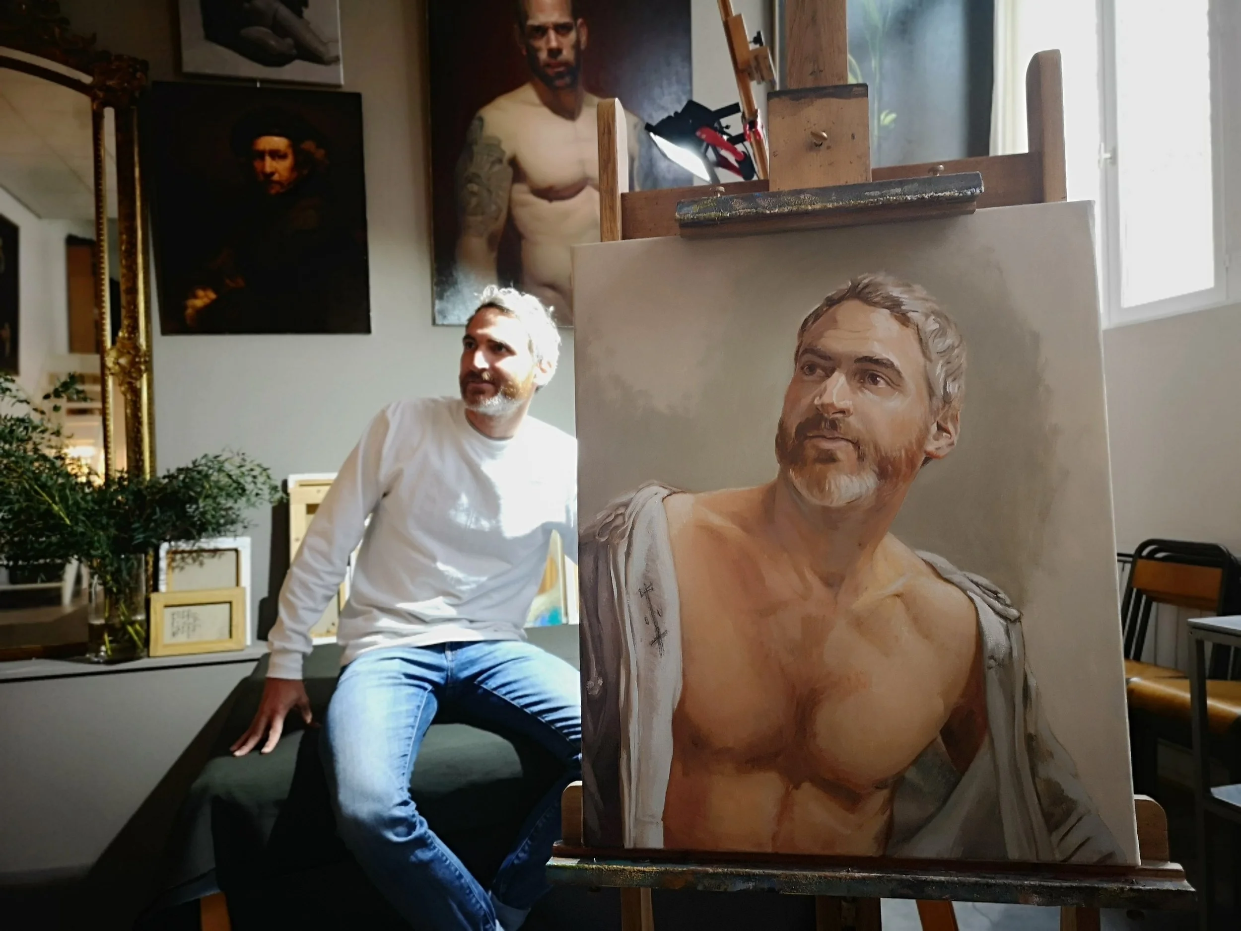 Élèves de l’atelier Edgar Saillen à Laval, en pleine étude de portrait d’après photo et modèle vivant.
