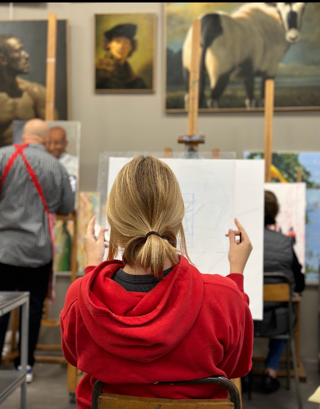 Atelier lumineux dédié à la méditation et à la peinture, un espace de calme et de création.