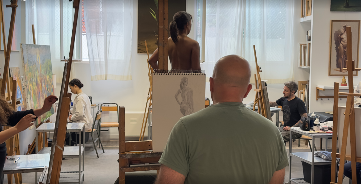 Le modèle reste immobile, baigné dans une lumière douce. Chaque ombre raconte un geste. Dans cet exercice anatomique, l’élève dans le cours de dessin à Montreuil apprend les proportions et les techniques du dessin avec pastel, aquarelle, fusains, enc