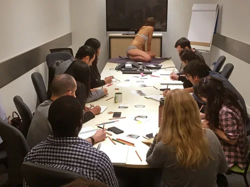 Ateliers artistiques en entreprise pour salariés : dessin, peinture et modèle vivant.