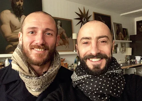 Atelier du soir à Montreuil avec Edgar Saillen, où la lumière douce souligne l’ambiance intime et chaleureuse des cours collectifs.