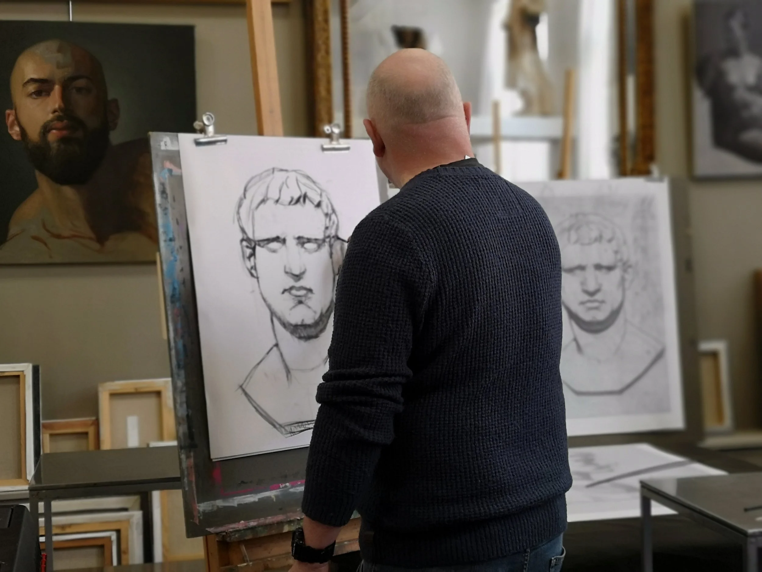 Eleve du cours de dessin de l'atelier d'Edgar Saillen à Montreuil réalisant une copie de dessin académique de Charles Bargue avec la technique du fusain et crayon sur papier teinté.
