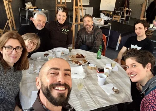 Scène de convivialité artistique lors d’un apéritif organisé à l’atelier après un cours de peinture.