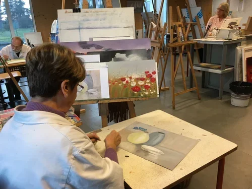 Session de modèle vivant en entreprise à Paris, dirigée par Edgar Saillen, portraitiste et pédagogue.