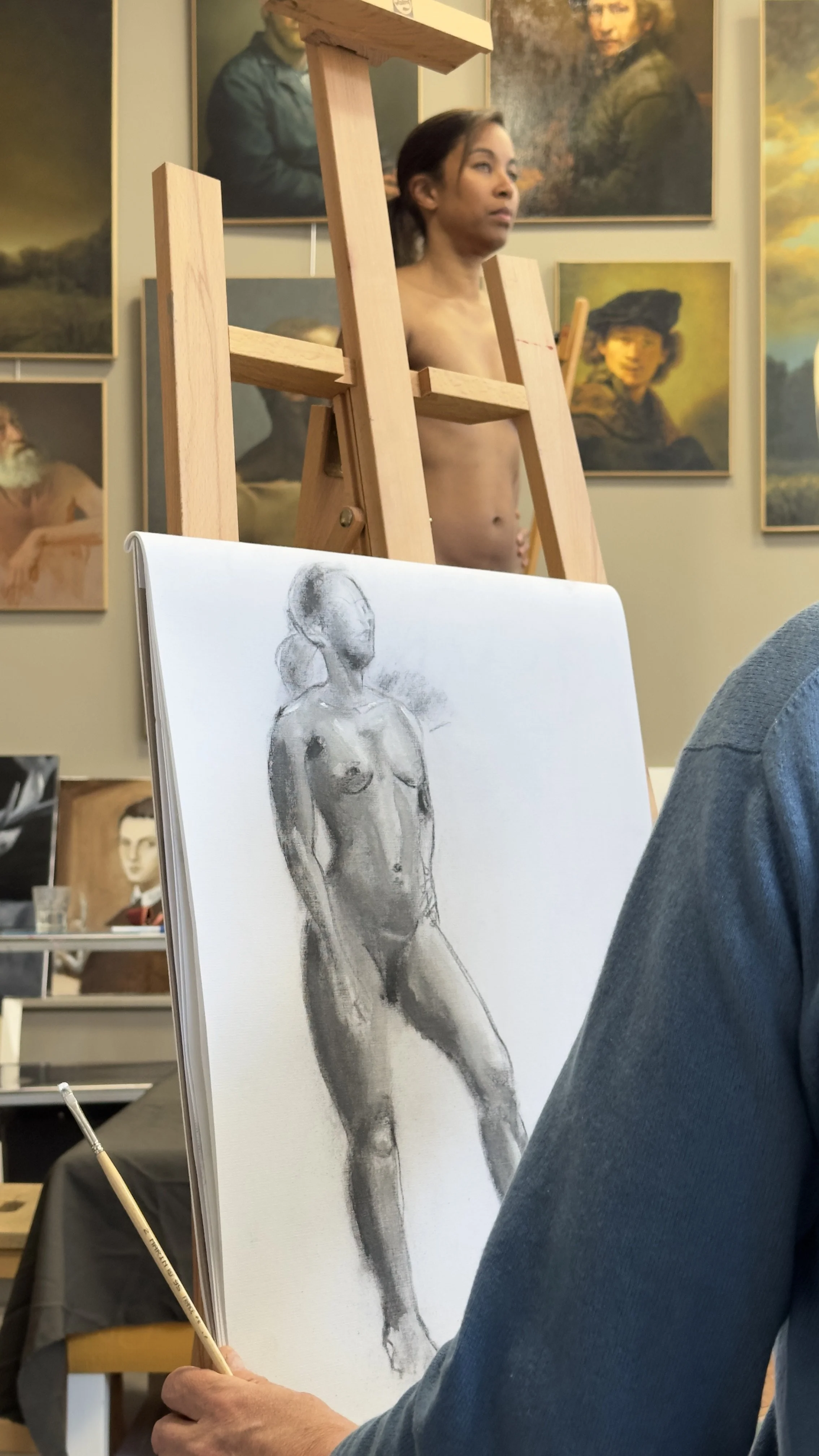 Dans le cours de dessin d'Edgar Saillen à Montreuil une élève dessine le corps du modèle vivant en quelques gestes essentielles. Cage thoracique, bassin, colonne vertébrale… L’élève découvre l'anatomie, le squelette, les proportions et le mouvement.