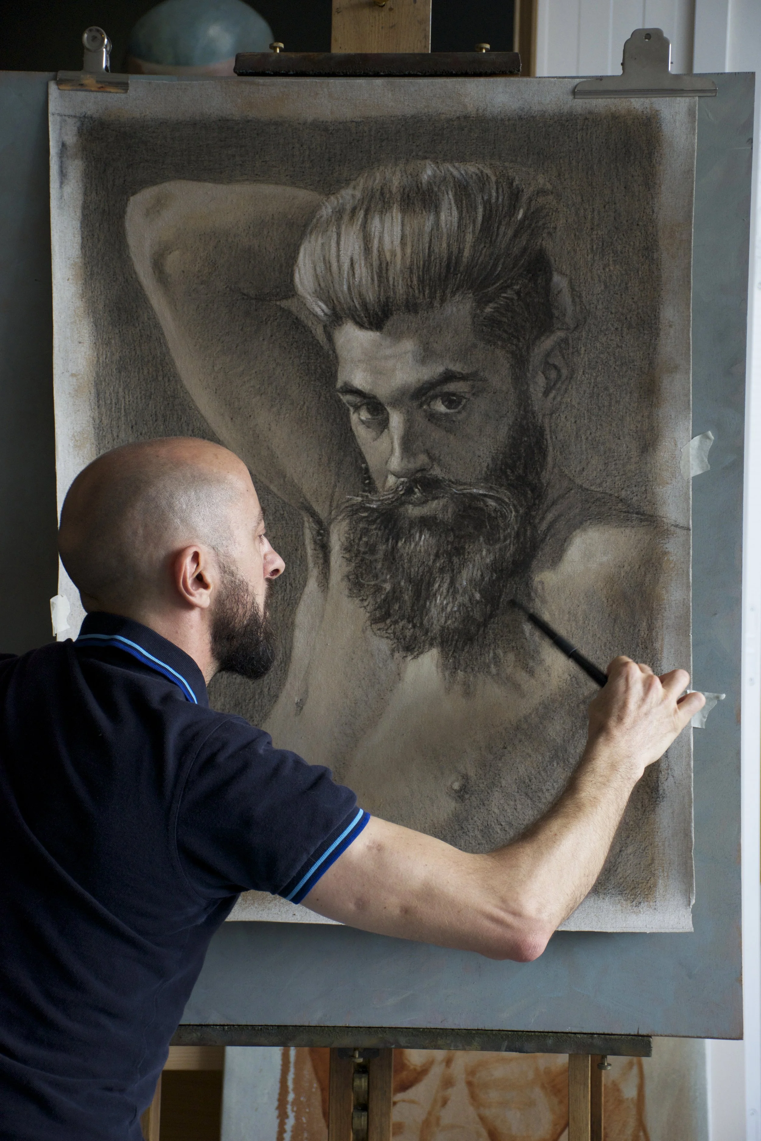 Le dessinateur portraitiste Edgar Saillen réalisant un portrait réaliste dans le style du clair-obscur des peintres baroques lors d'un cours de dessin à son atelier de Montreuil limite Paris 20e