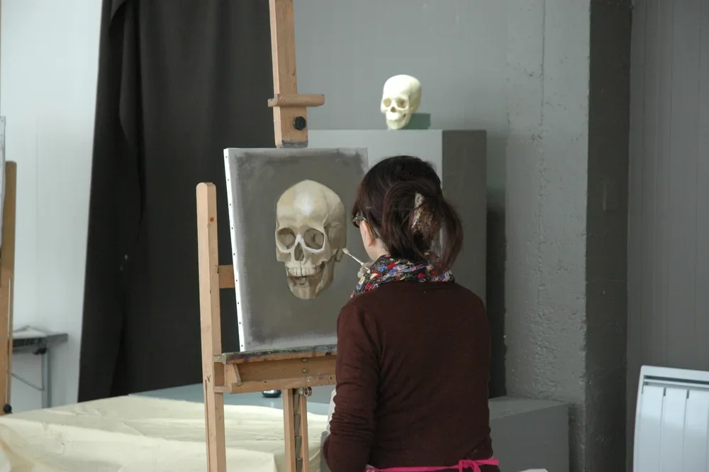 Étude de modèle vivant à Paris-Montreuil, une pratique essentielle enseignée par Edgar Saillen pour comprendre mouvement et proportions.