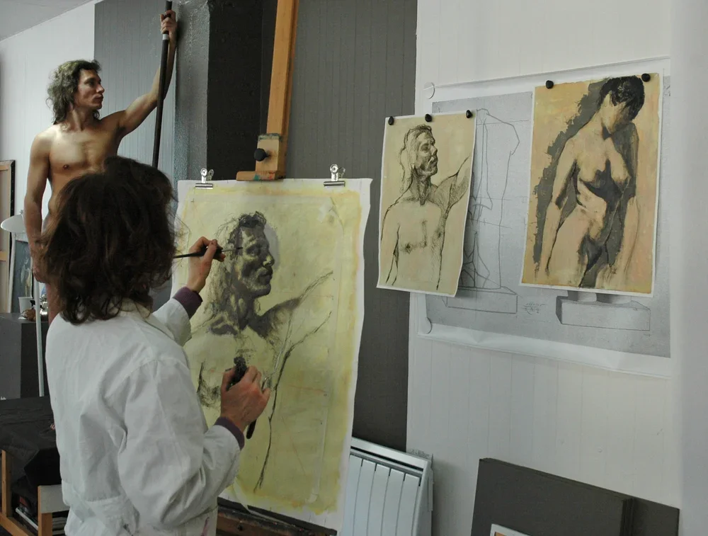 Atelier de modèle vivant et de peinture à Montreuil et Laval, lieu de transmission et de découverte intérieure animé par le peintre Edgar Saillen.