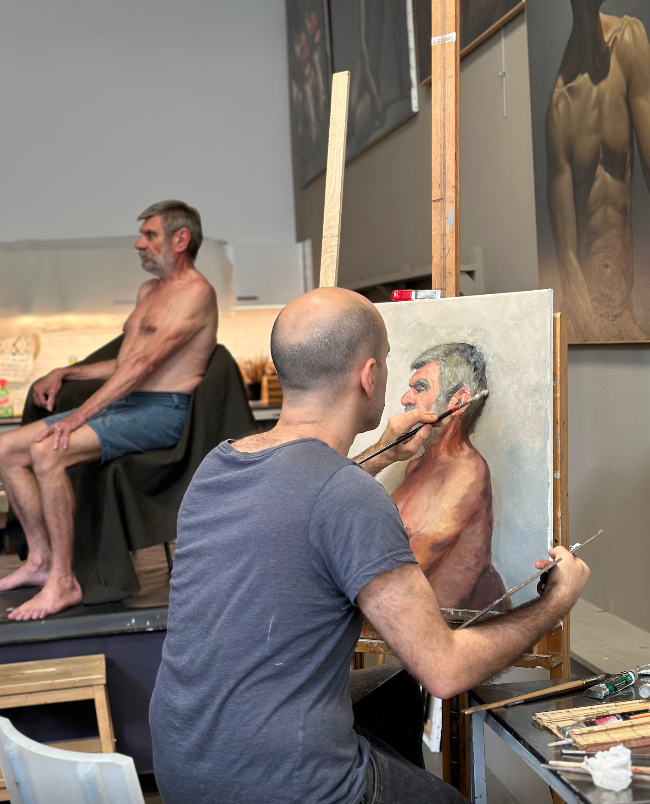 Peinture à l’huile d’un portrait en clair-obscur, atelier de Montreuil.