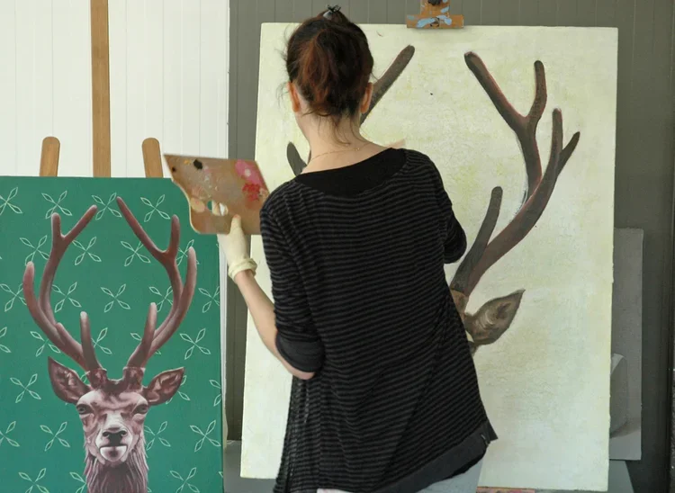Études académiques et compositions modernes réalisées en cours de peinture avec Edgar Saillen, portraitiste et pédagogue.
